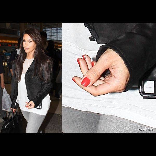 Kim Kardashian conseguiu levar mais gra?a e sensualidade para seu look P&B com a vivacidade do esmalte vermelho